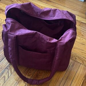 EUC Urban Outfitters exclusive Oxblood Baggu Small Cloud Carry-On